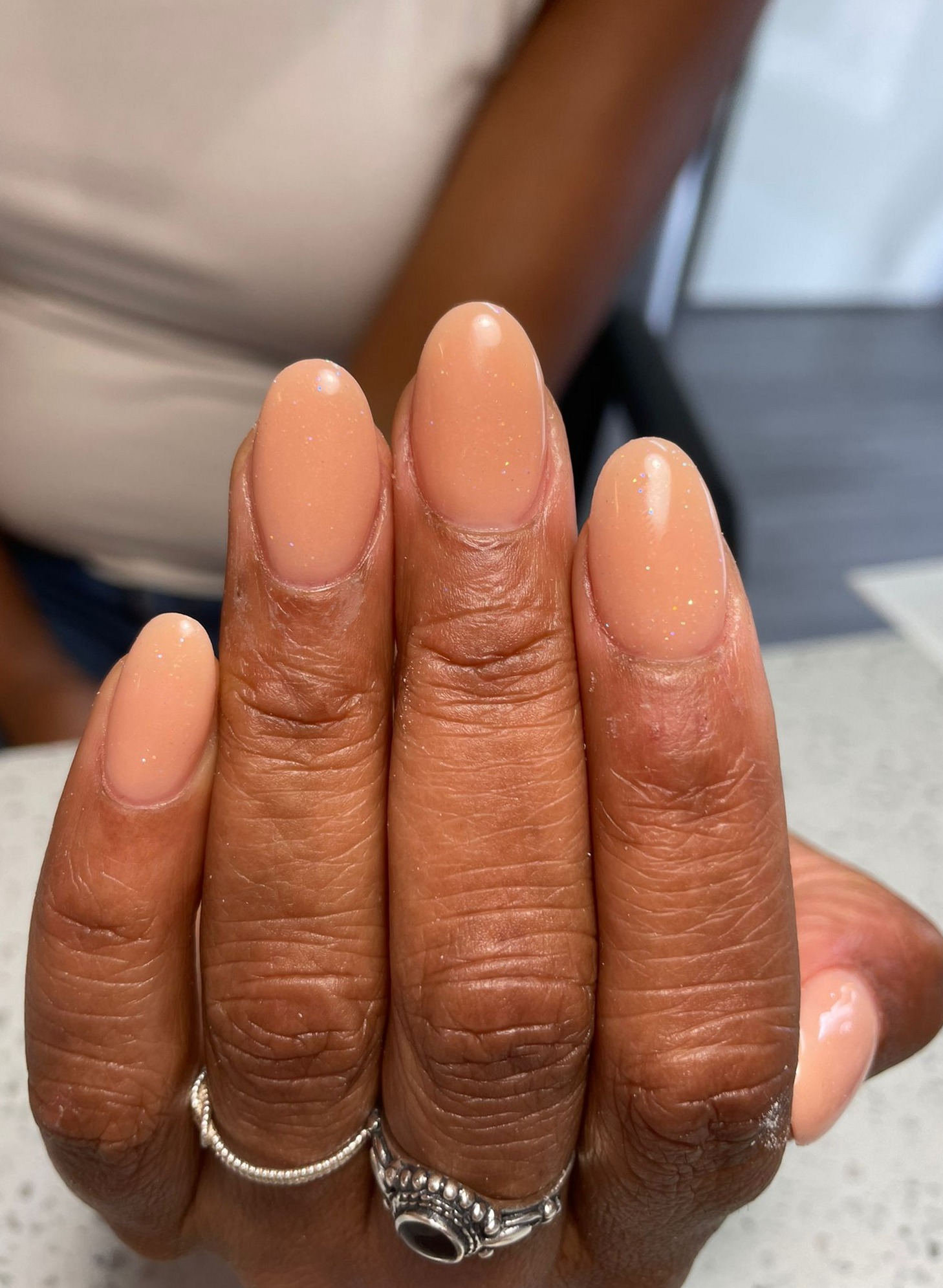 Nude nagels met fijne glitter in amandelvorm