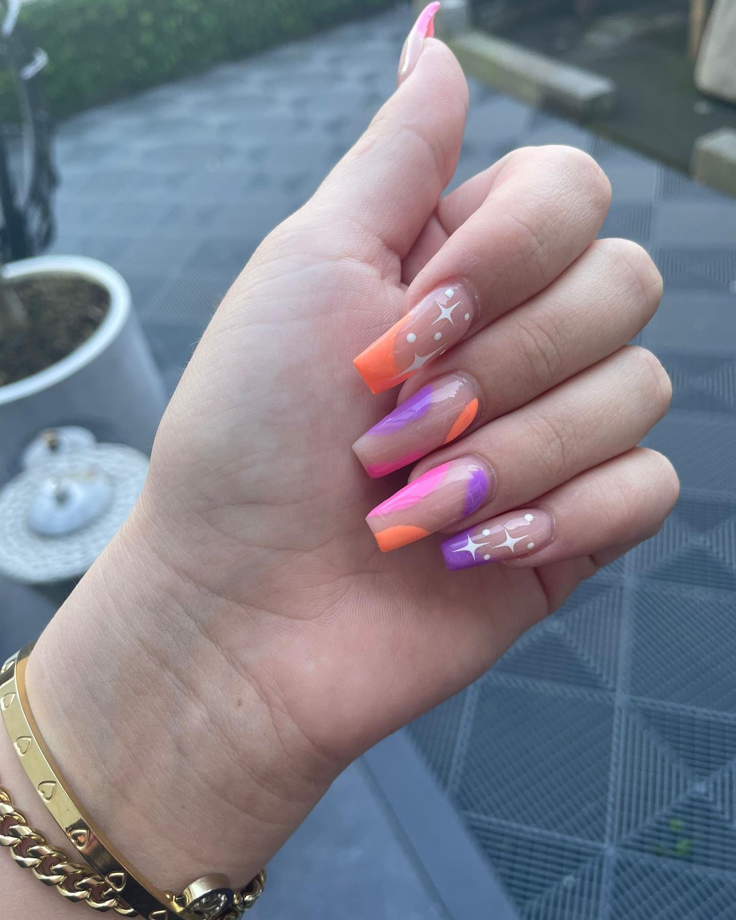 Oranje, roze en paarse swirls met sterretjes